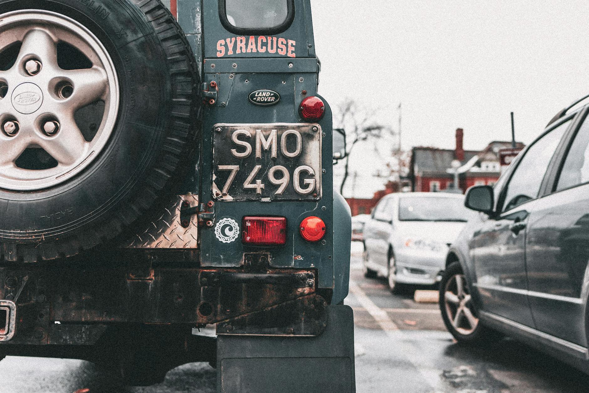 Szlaban parkingowy czy automatyczny słupek – co wybrać?