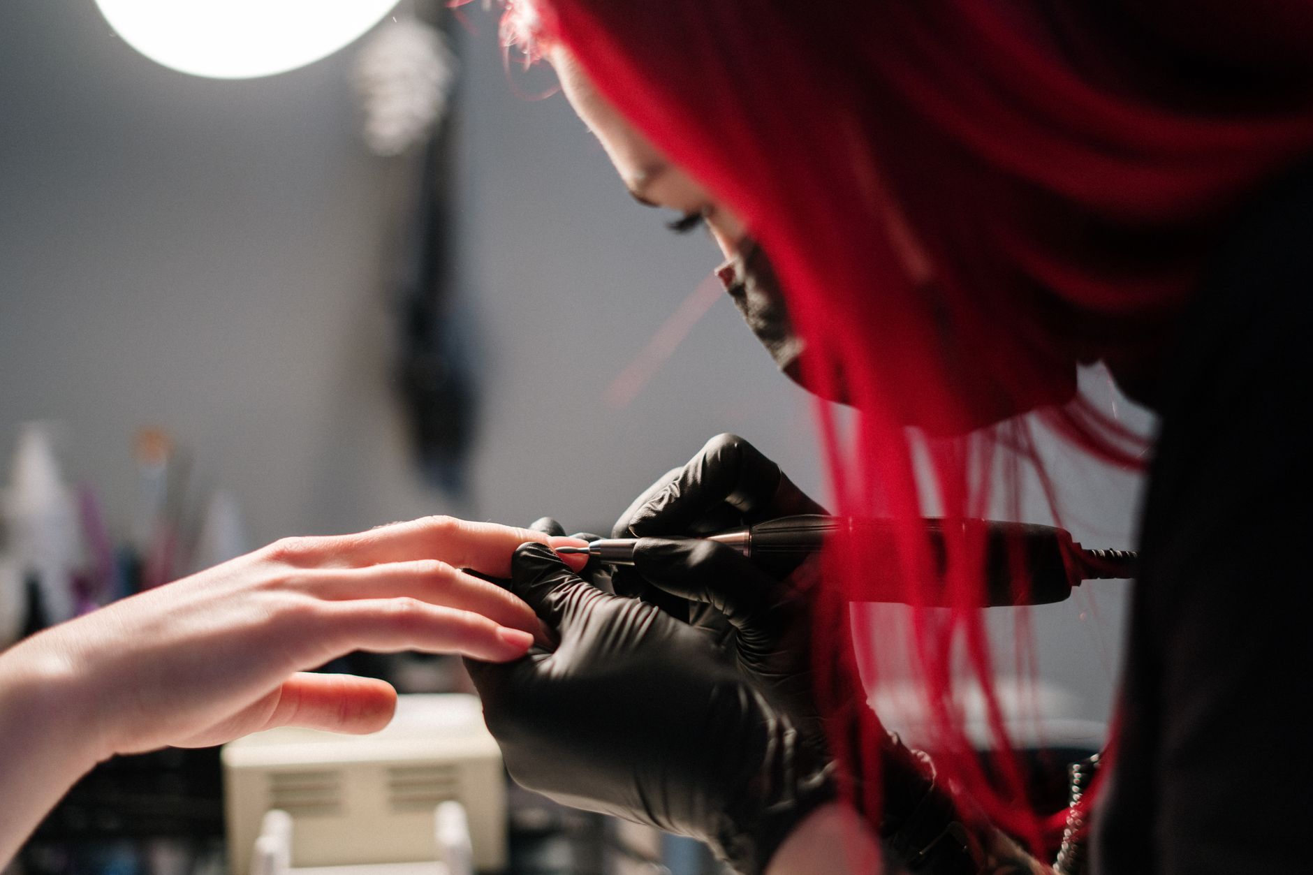 Jak samodzielnie wykonać manicure hybrydowy?